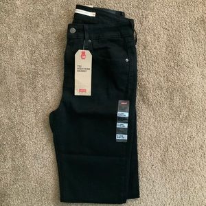 NWT! Black Skinny Levi’s